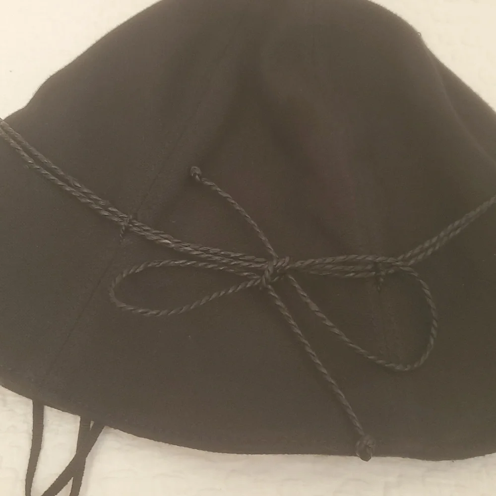 HELEN KAMINSKI LOGO-CHARM COTTON BUCKET HAT IN BLACK : SIZE:ONE SIZE